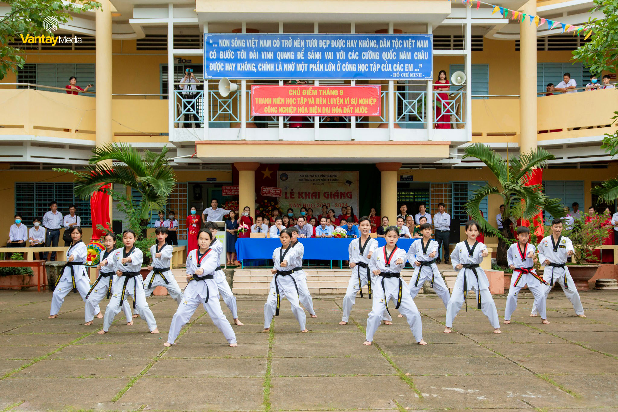 CRS van tay media vinh long